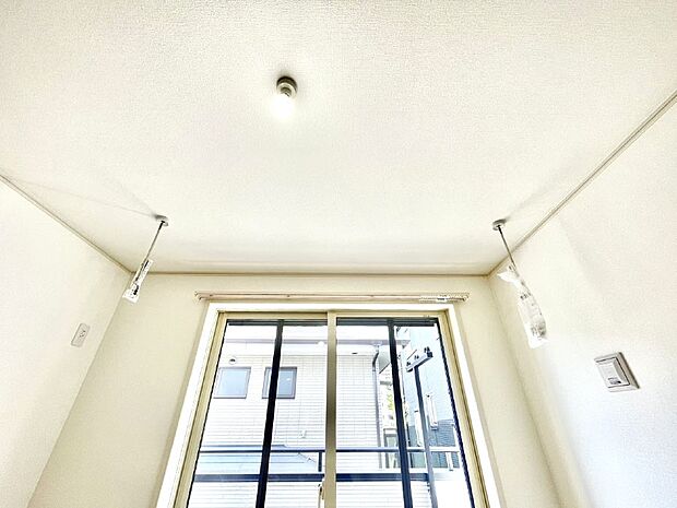 室内物干しポール。梅雨や花粉の時期に大活躍します。  