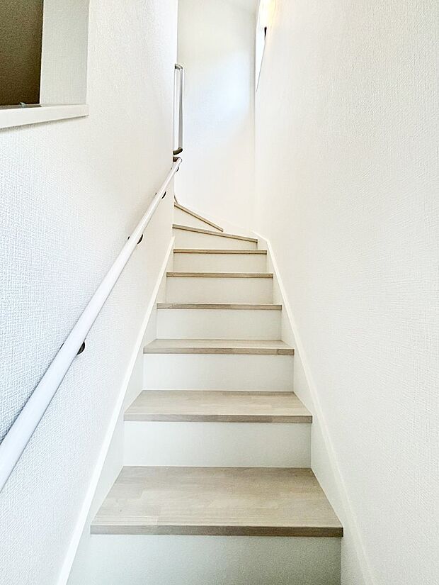 階段は手すり付きなので小さなお子さまやご高齢の方も安心です