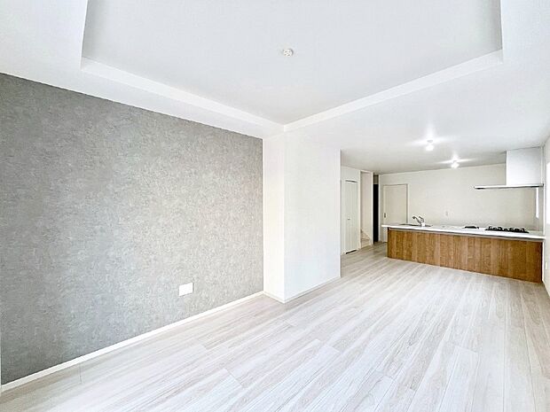 アクセントクロスがオシャレ！家族団らんの時間が充実しそうなリビングです。