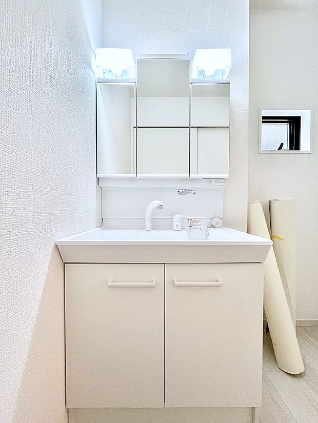 三面鏡の裏に、化粧品や衛生用品などを収納可能。洗面台をすっきりと保ちます！  