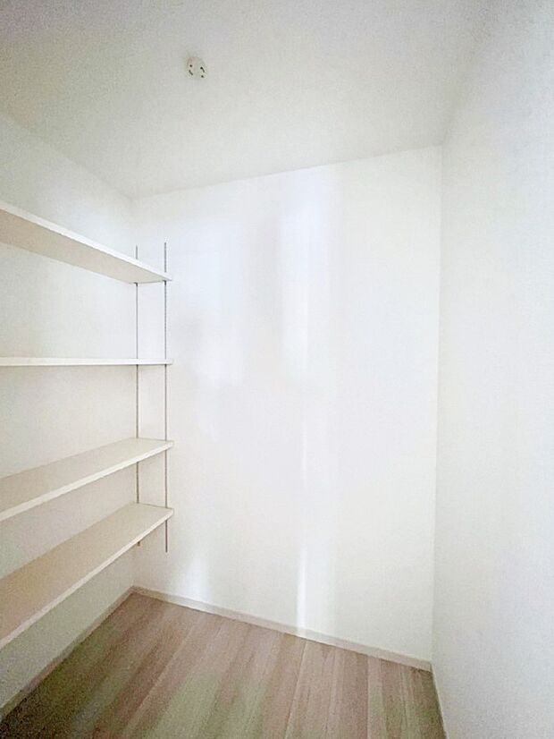 キッチンにはパントリー！食材のストックはもちろん、日用品の収納など使い方はいろいろ！