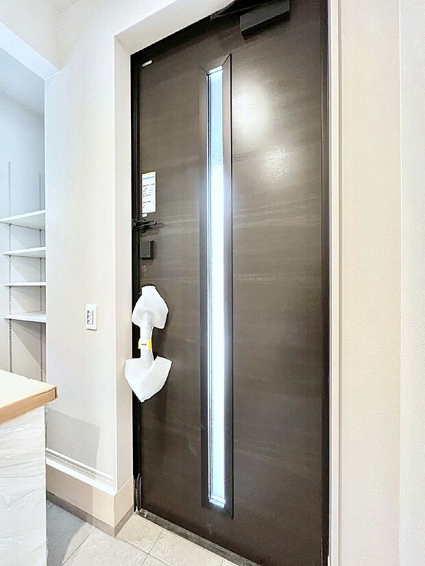 シューズインクローク付きの玄関。家族全員の靴や雨具などすっきり収納できます。