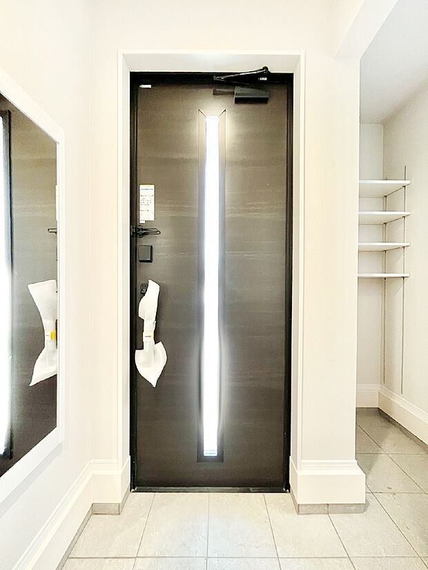 明るい玄関はお客様をお出迎えするのにぴったりです！ 