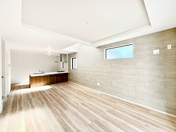 ご家族の賑やかな話し声で包まれる明るいリビング