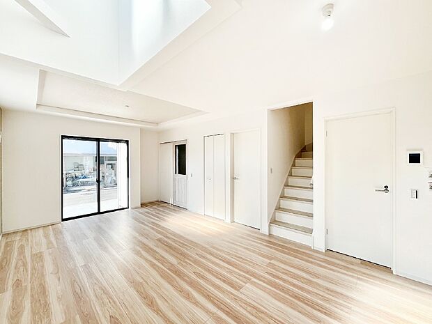 家族団らんの時間も増えそうなくつろぎのリビングダイニング。   