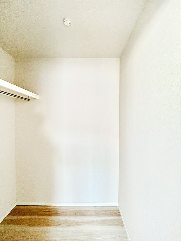 ウォークインクローゼット付きで生活空間を広く利用できます。