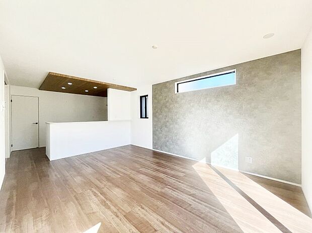 ご家族の賑やかな話し声で包まれる明るいリビング