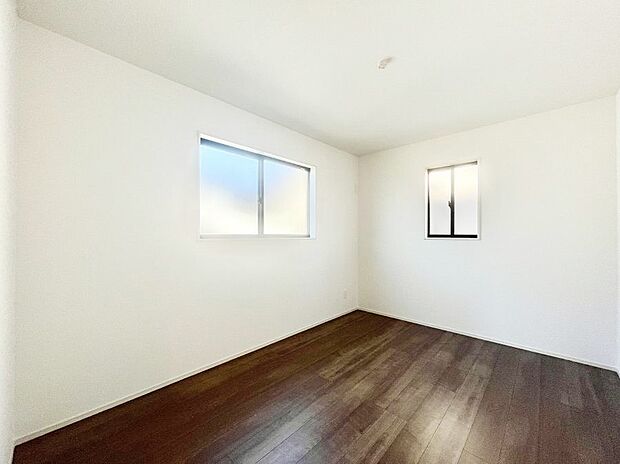 窓からのやさしい光が心地よいプライベートルーム