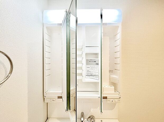 三面鏡の裏に、化粧品や衛生用品などを収納可能。洗面台をすっきりと保ちます！