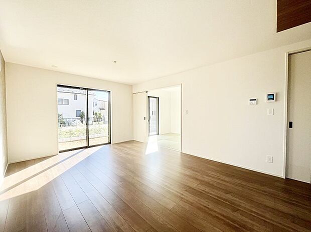 隣接の和室を開放すればさらに広々空間に