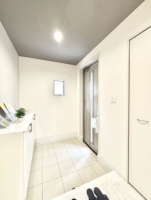 明るい玄関はお客様をお出迎えするのにぴったりです!