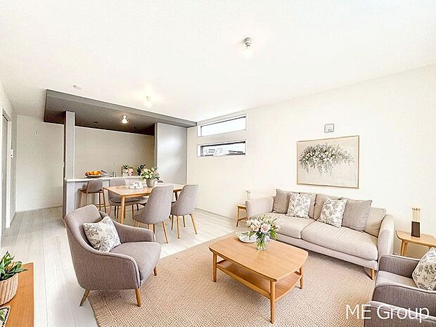 ご家族の賑やかな話し声で包まれる明るいリビング ※家具はCGです