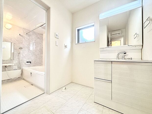 大きく見やすい三面鏡で清潔感ある洗面台は、身だしなみチェックや肌のお手入れにおすすめです。