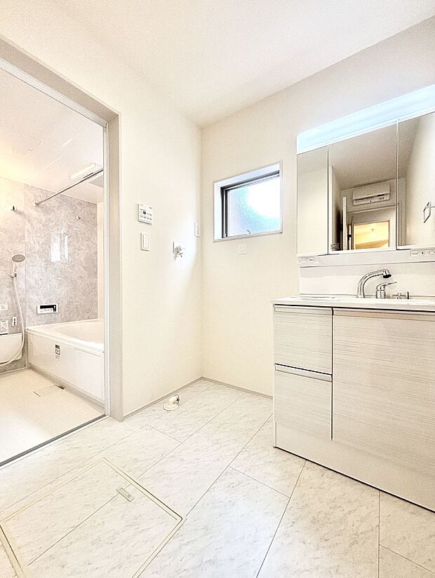 明るい洗面所は毎朝の身支度も楽しくできちゃいそうです。