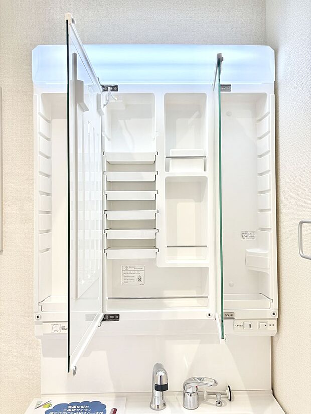 三面鏡の裏に、化粧品や衛生用品などを収納可能。洗面台をすっきりと保ちます!