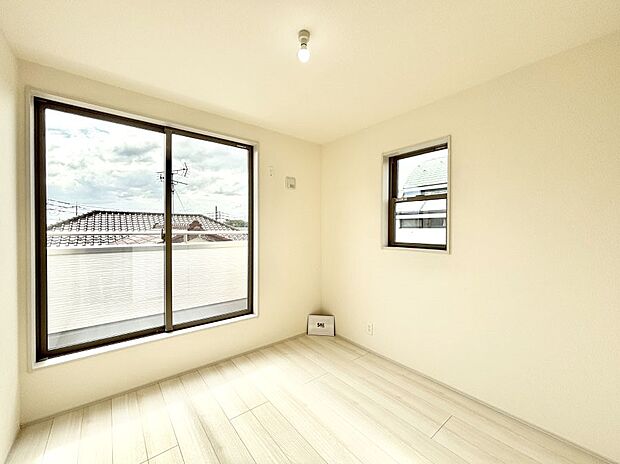 明るいバルコニーサイドに洋室を設置。目覚めの良い寝室に。