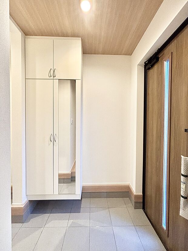 ミラー付きシューズボックスはお出かけ前の身だしなみチェックに便利