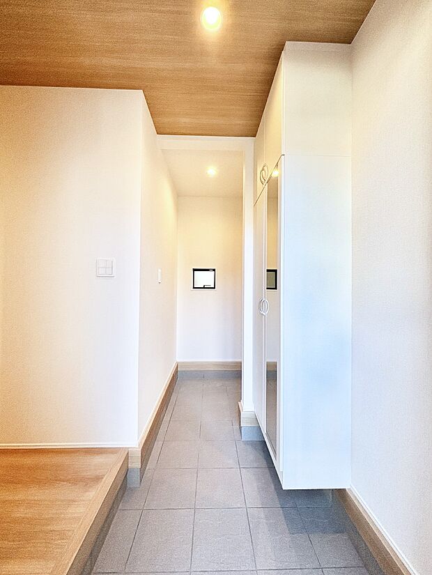 明るい玄関はお客様をお出迎えするのにぴったりです!