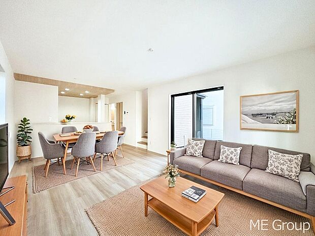 家族の和やかな会話が聞こえてきそう。開放感のあるリビングです。※家具はCGです