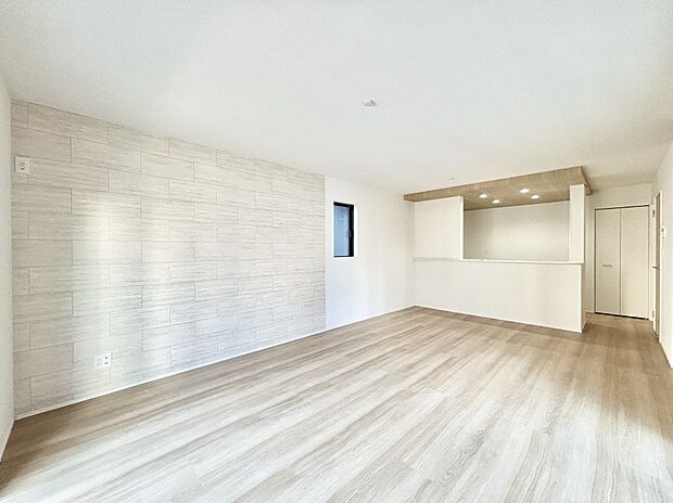 アクセントクロスがお洒落なリビング。家族でのんびりくつろげる広々スペース。