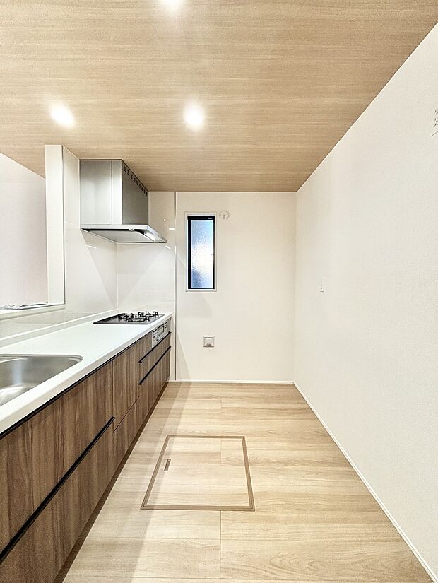 爽やかな風が通り抜けるキッチン。窓があるので明るく換気にも役立ちます。