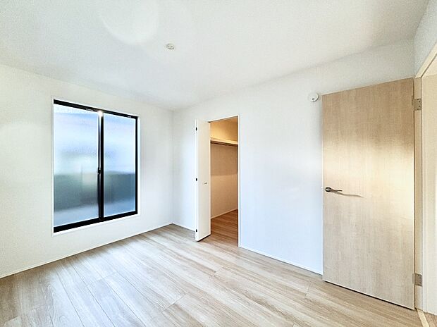 ウォークインクローゼットがあるお部屋。季節ごとの入れ替えも不要で便利です!