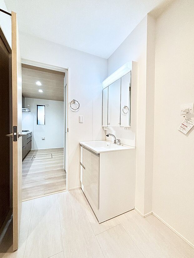 ゆとりの洗面スペースで朝の身支度もラクラク