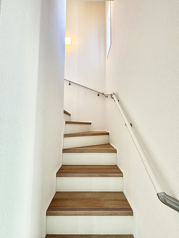 階段は手すり付きなので小さなお子さまやご高齢の方も安心です