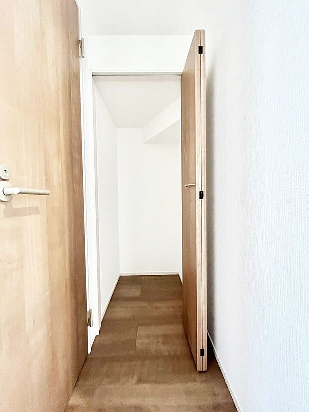 玄関ホール収納です。掃除道具やお出かけ用グッズの収納に便利です。