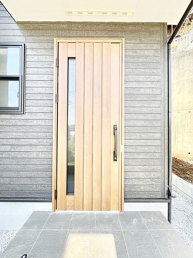 玄関前は雨が降っても濡れにくい屋根付き