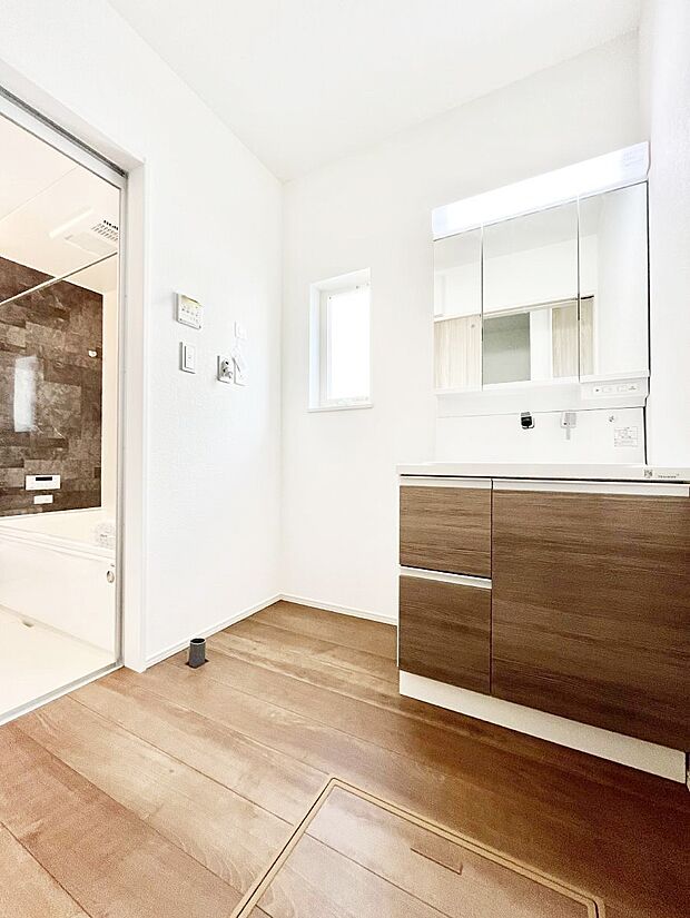 清潔感ある洗面化粧室で朝の身支度も快適