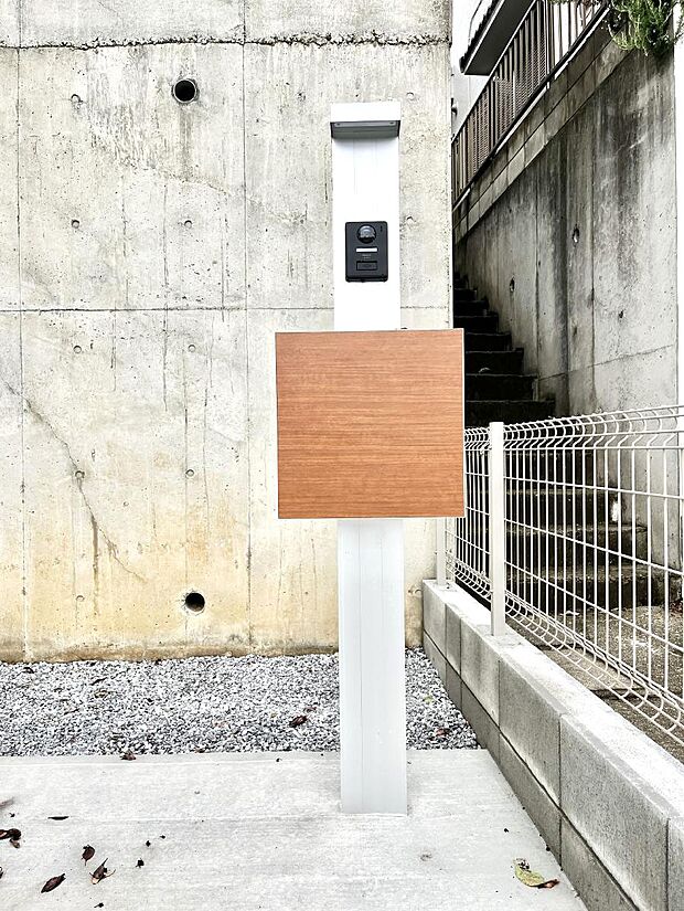 シンプルデザインのポスト。
