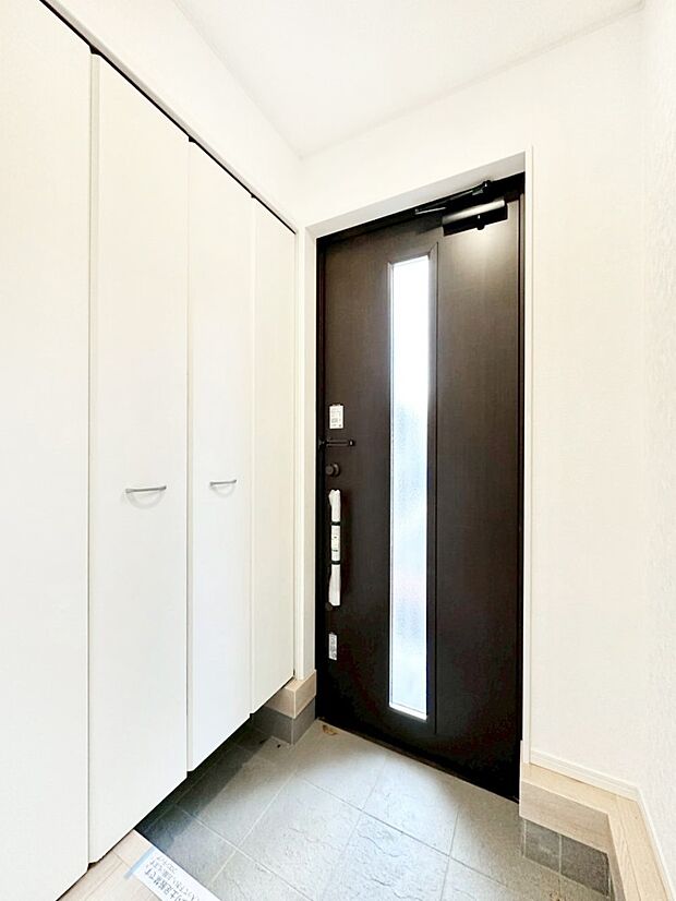 明るい陽光が入り込む玄関。ご家族の靴もスッキリ収納できる玄関収納付き!