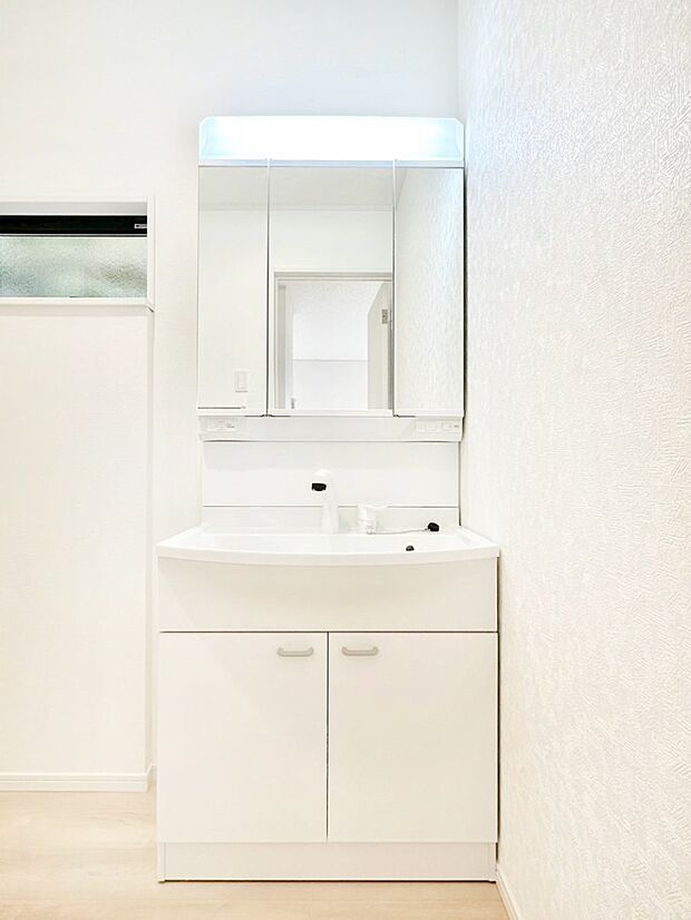 スタイリングに便利な三面鏡、ミラーキャビネットで細かい物スッキリ