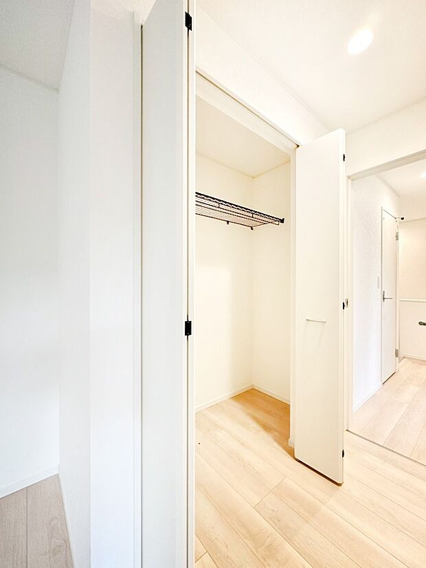 毎日着る衣類や荷物などの収納に便利なクローゼット付きです。