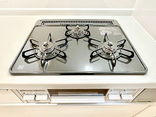 ガスコンロはSiセンサー搭載。火力調節や焦げ付き・消し忘れも防いでくれます。