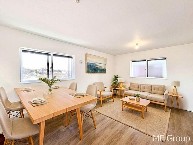 ご家族の賑やかな話し声で包まれる明るいリビング ※家具はCGです