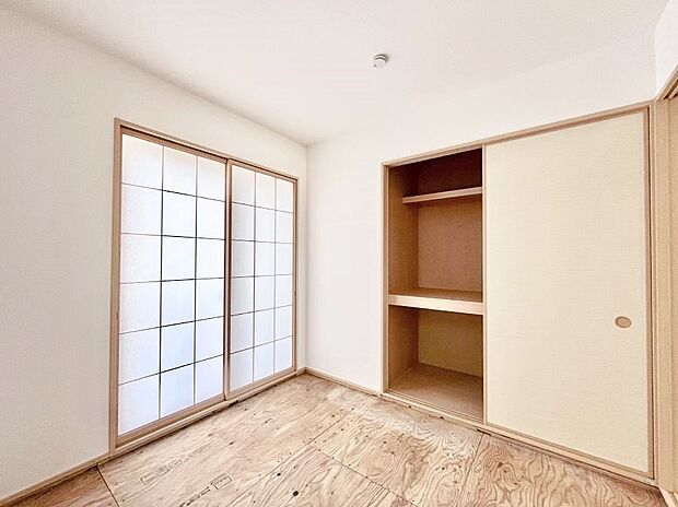 リビングと隣り合っている和室。ほっと一息できる和の空間も忘れずに。