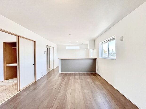 隣接の和室を開放すればさらに広々空間に