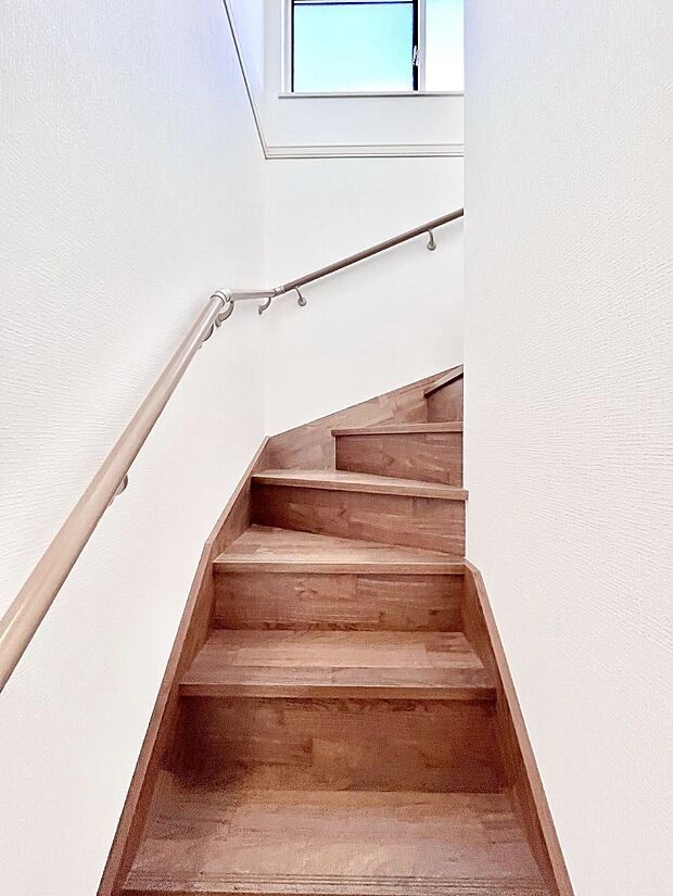 階段は手すり付きなので小さなお子様やご年配の方も安心です!