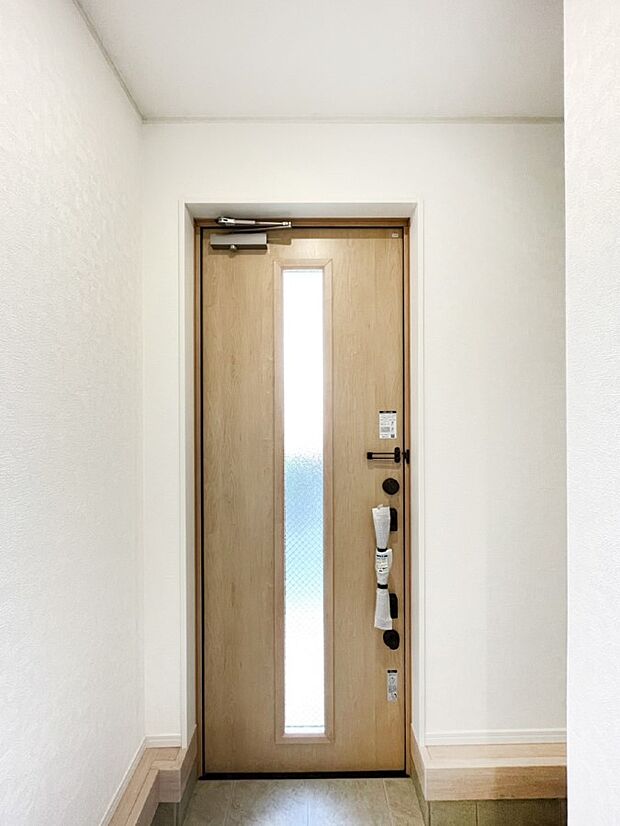 玄関ドアにスリッドラインが入っているので光の演出をしてくれます！ 