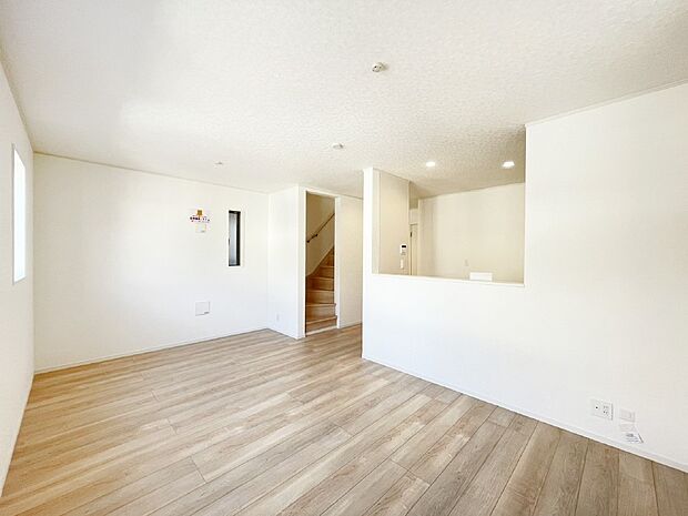 リビング階段・対面キッチン採用で家族とのふれあいを大切にしたプラン