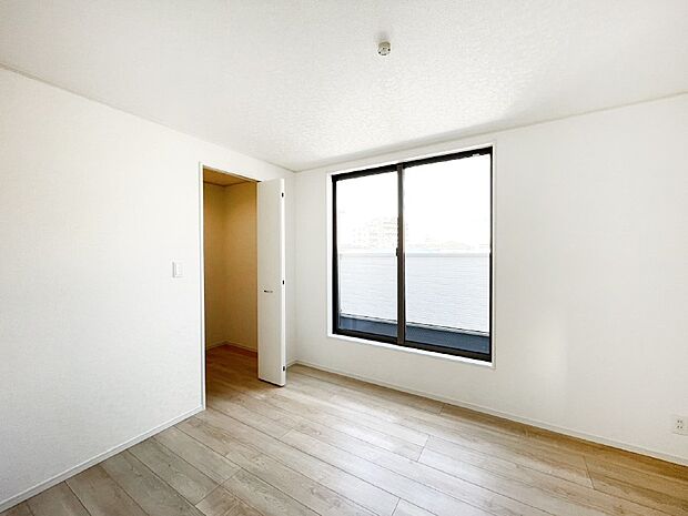 明るいバルコニーサイドに洋室を設置。目覚めの良い寝室に。 