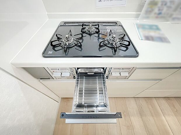 ガスコンロはＳｉセンサー搭載。火力調節や焦げ付き・消し忘れも防いでくれます。