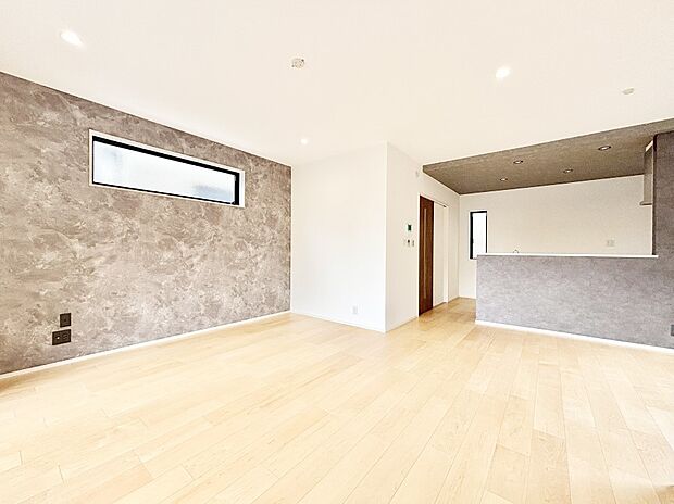 ご家族の賑やかな話し声で包まれる明るいリビング