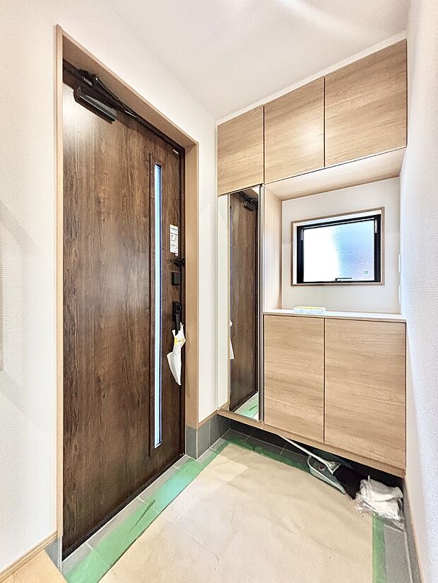 下駄箱はご家族の写真や季節のインテリアで飾り棚として演出できます