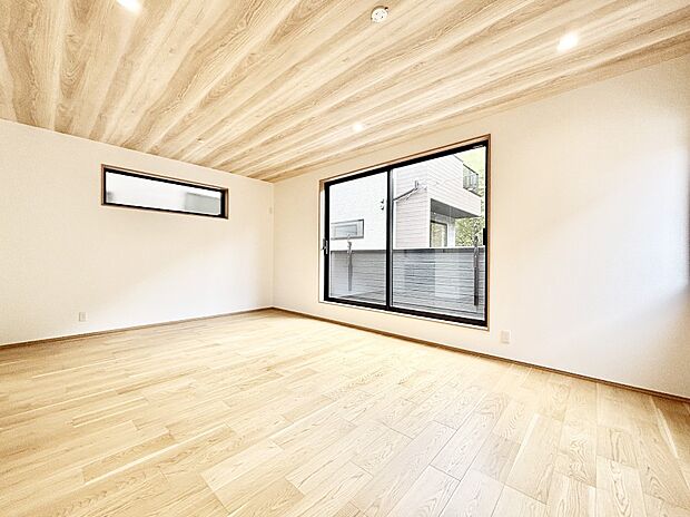 大きな窓からたっぷりの陽光と風を感じられるリビング