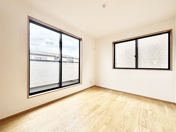 窓からのやさしい光が心地よいプライベートルーム