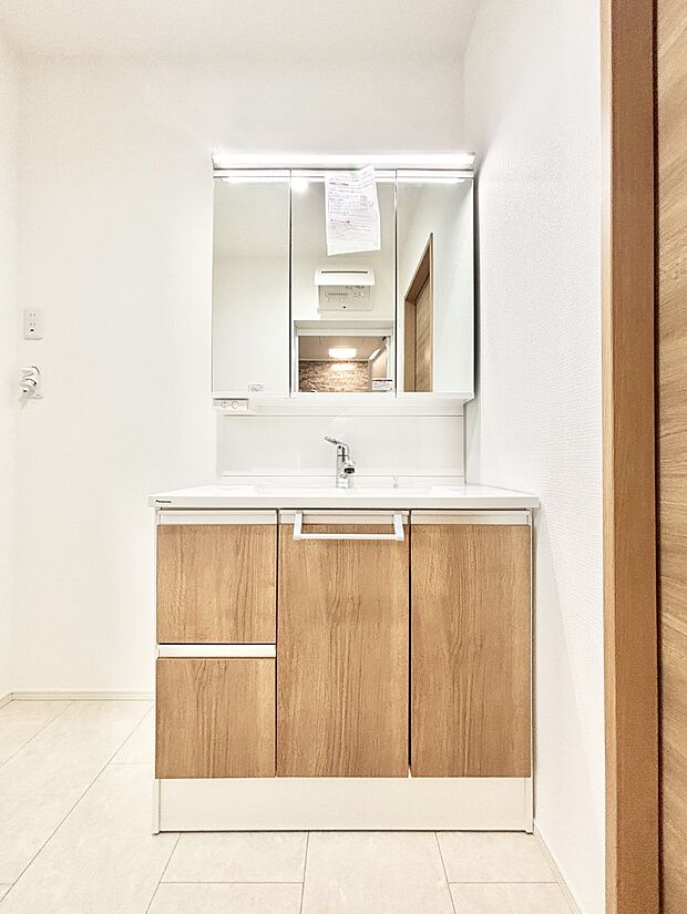 収納力と機能性に優れた洗面化粧台