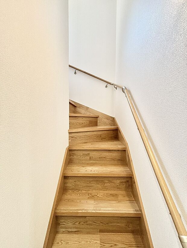 階段は手すり付きなので小さなお子さまやご高齢の方も安心です